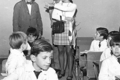 En-1970-Astor-Piazzolla-visita-a-Benito-Quinquela-Martin-en-la-escuela-que-este-donara-a-su-barrio