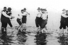 Hombres_bailando_tango_en_el_río_1904