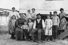 matrimonio-italiano-junto-a-su-numerosa-descendencia-argentina-se-fotografía-en-1915